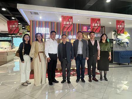 南通國際家紡產(chǎn)業(yè)園區(qū)管委會邵愛軍調(diào)研員一行蒞臨羅曼羅蘭家紡指導(dǎo)交流
